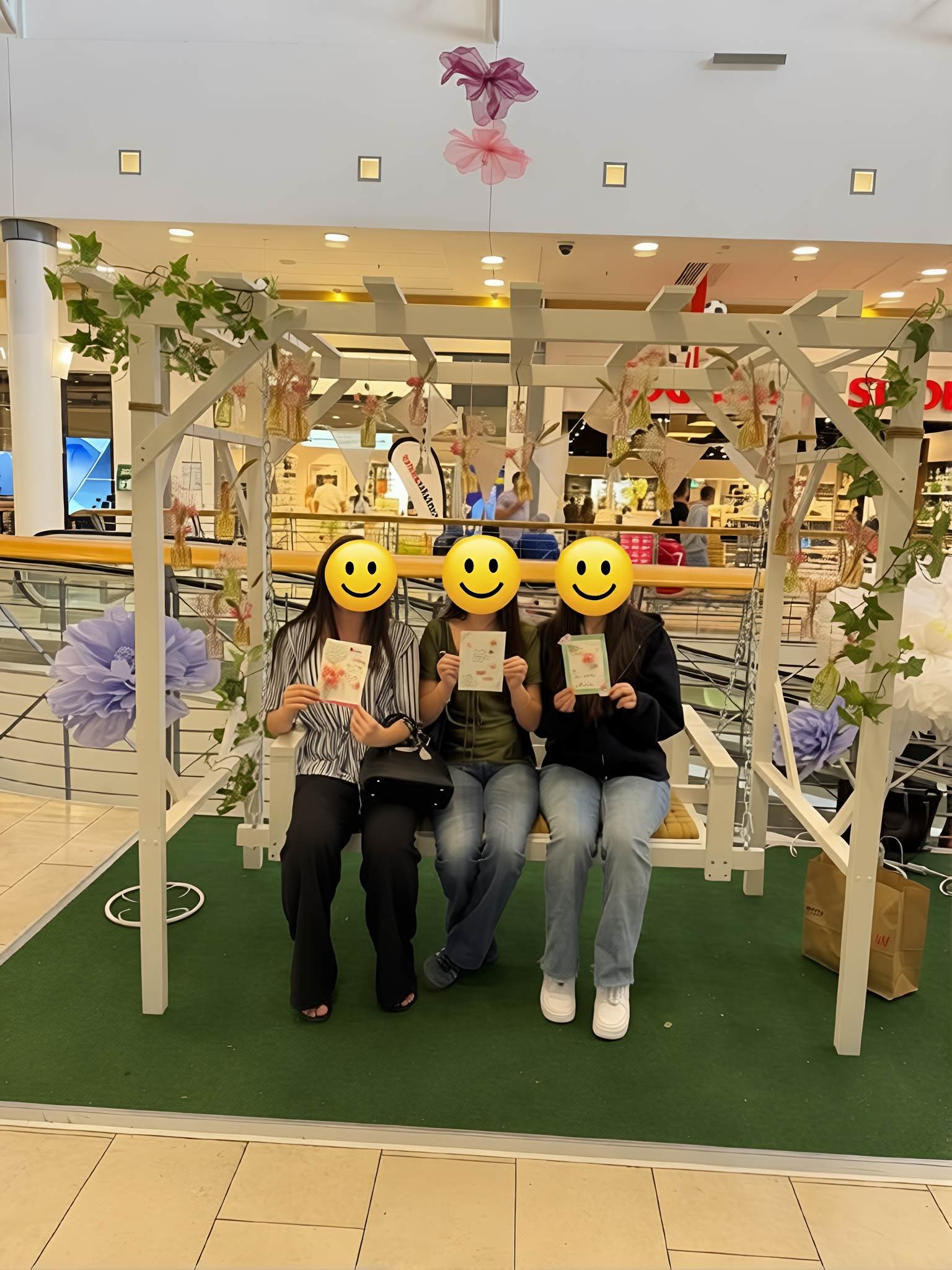 put smiley over the faces so they cannot be identified 2704131977 1, agence marketing événementiel suisse